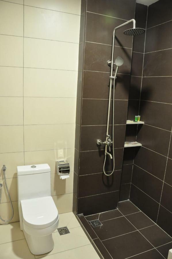 Frazel Inn Hotel Parit Buntar Dış mekan fotoğraf